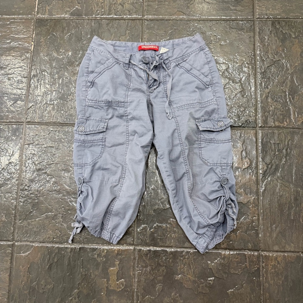 UNIONBAY Gray Cargo Y2K Capris for Women Size 0 - Picture 6 of 7